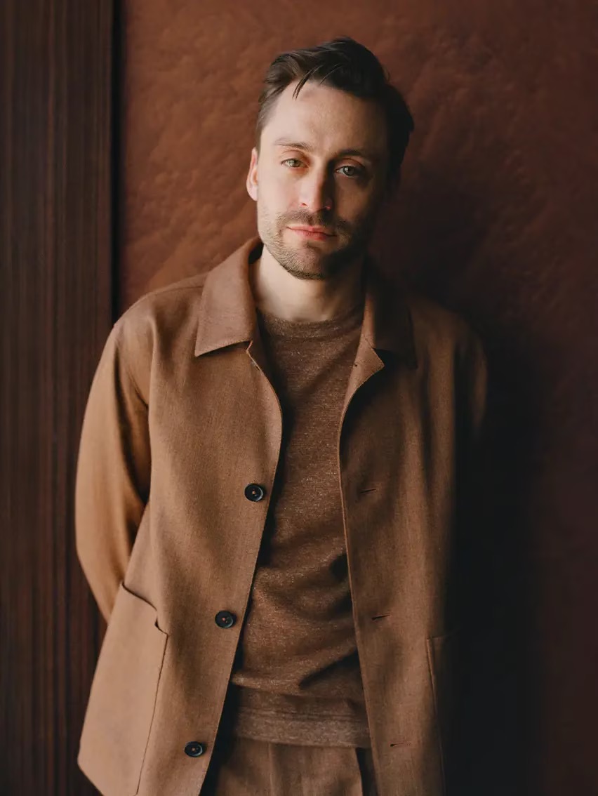 An effortless combination of versatility, comfort and style. Kieran Culkin showcases the iconic Triple Stitch™.