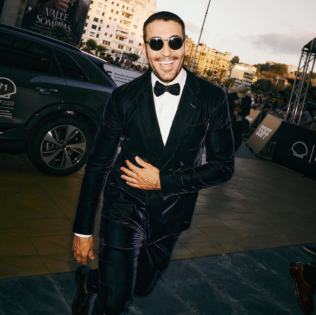 In the glamorous world of film festivals and red carpets, actor Miguel Angel Silvestre recently stole the spotlight at the prestigious San Sebastián Festival. Dressed head to toe in exquisite Armani attire, complemented by the luxurious Armani Beauty, Miguel Angel Silvestre left a lasting impression on fashion enthusiasts and festival-goers alike. The stunning photographs, skillfully captured by the talented Andrés Gar Luján, showcase the actor's impeccable style and undeniable charisma.
But that's not all—Miguel Angel Silvestre's special showcase has also garnered attention in the pages of Vanity Fair Spain, cementing his status as a fashion icon and a standout presence at the San Sebastián Festival. Join us as we delve into the details of this remarkable fashion moment and explore the magic of Miguel Angel Silvestre's dashing appearance in the heart of San Sebastián's cinematic celebration.