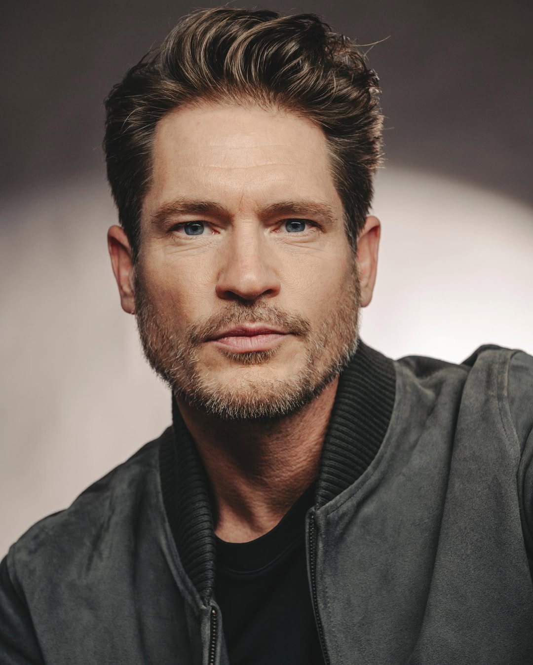 Berend Seur, an internationally signed model and passionate trail runner from Amsterdam, embodies versatility and elegance in his portfolio. Captured through the lens of Manny Fontanilla, a photographer based in the Netherlands known for his vibrant and expressive style, the collaboration highlights Seur’s athletic and editorial strengths. This creative synergy showcases Amsterdam’s unique intersection of urban sophistication and natural beauty 