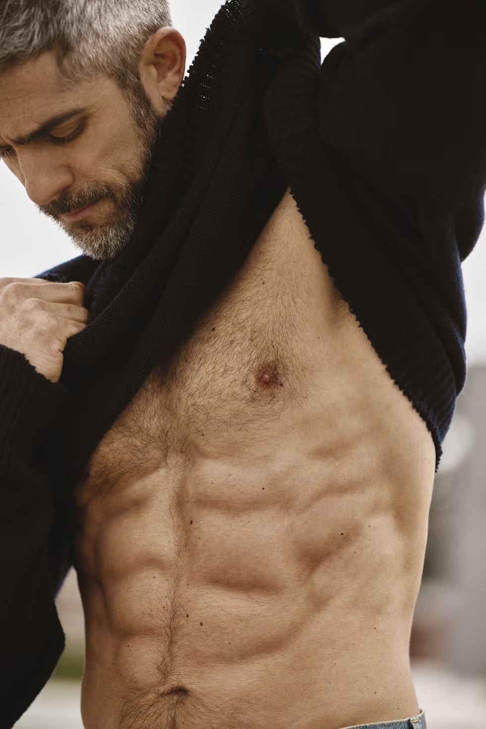 Roberto Leal, 45, shirtless and fit, poses confidently for the May 2025 cover of Men’s Health Spain, showing his impressive physique and natural gray hair.