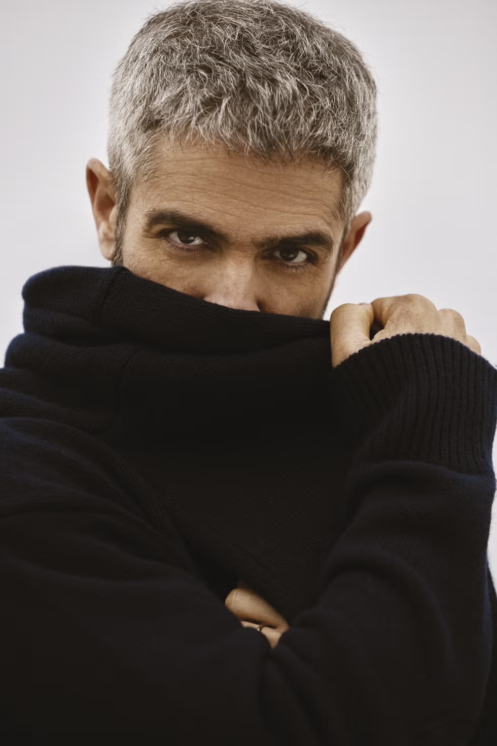 Roberto Leal returns to Men’s Health at 45, proving age is just a number with confidence, muscle, and wisdom.