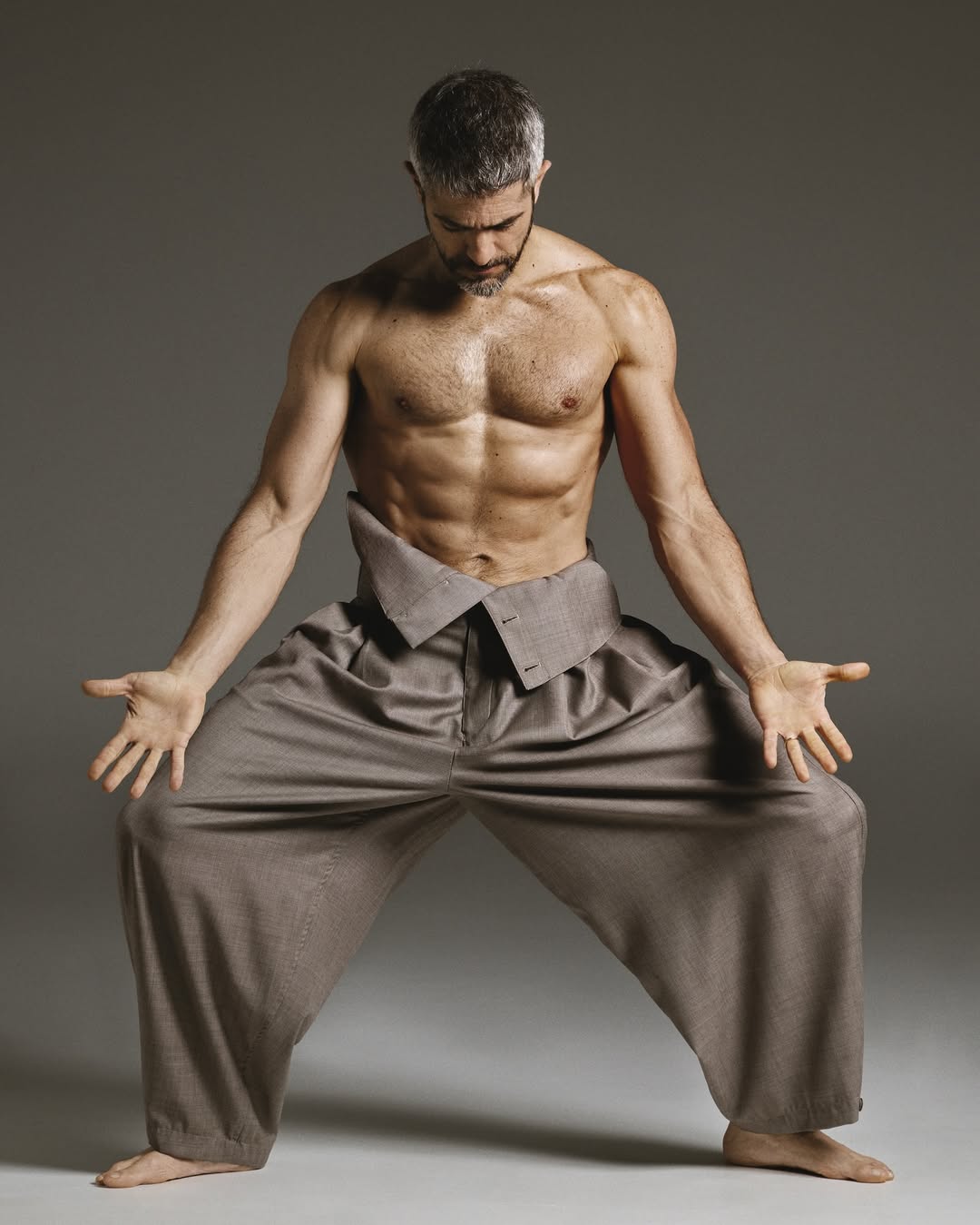 Roberto Leal, 45, shirtless and fit, poses confidently for the May 2025 cover of Men’s Health Spain, showing his impressive physique and natural gray hair.