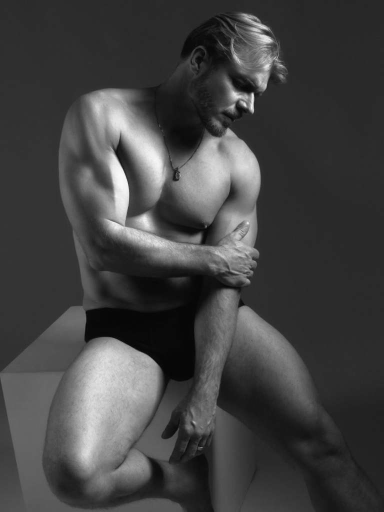 In Shadows Painted, Tomek Ciachorowski commands the frame with a presence shaped by time, discipline, and quiet confidence. 