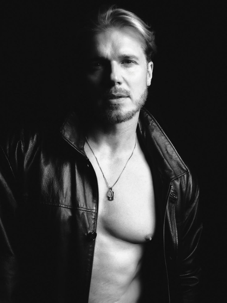 In Shadows Painted, Tomek Ciachorowski commands the frame with a presence shaped by time, discipline, and quiet confidence. 