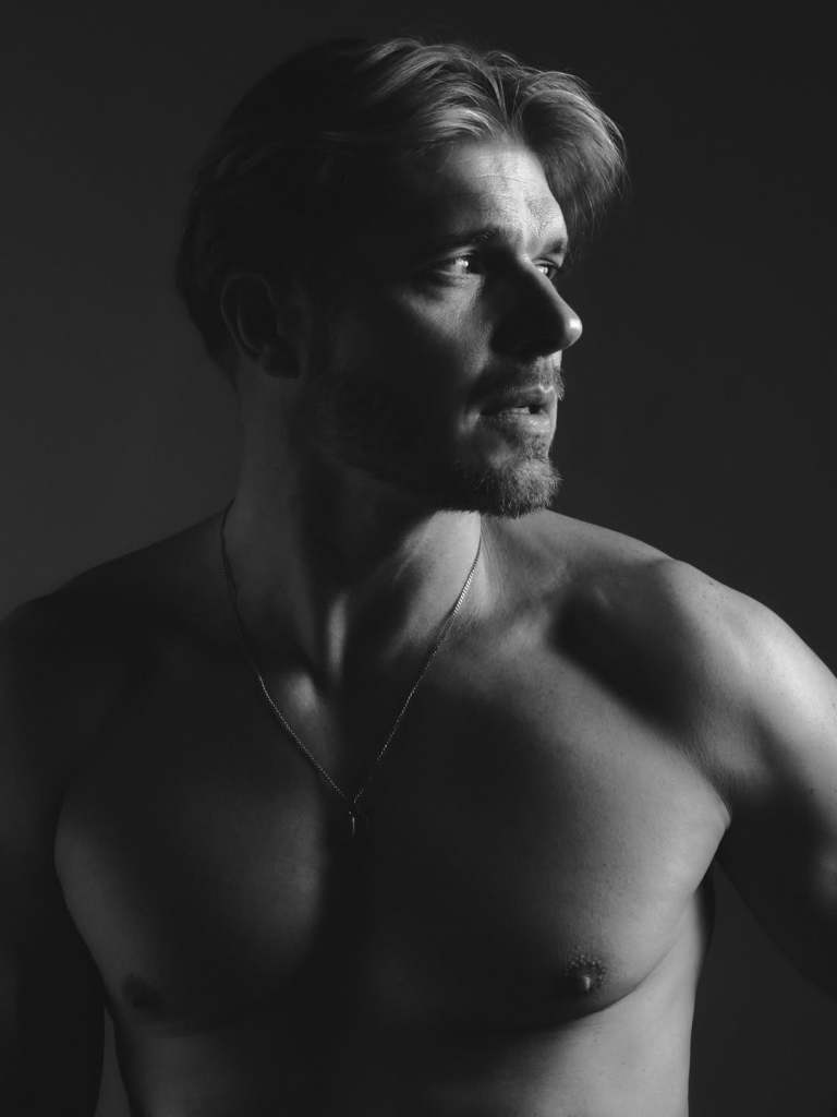 In Shadows Painted, Tomek Ciachorowski commands the frame with a presence shaped by time, discipline, and quiet confidence. 