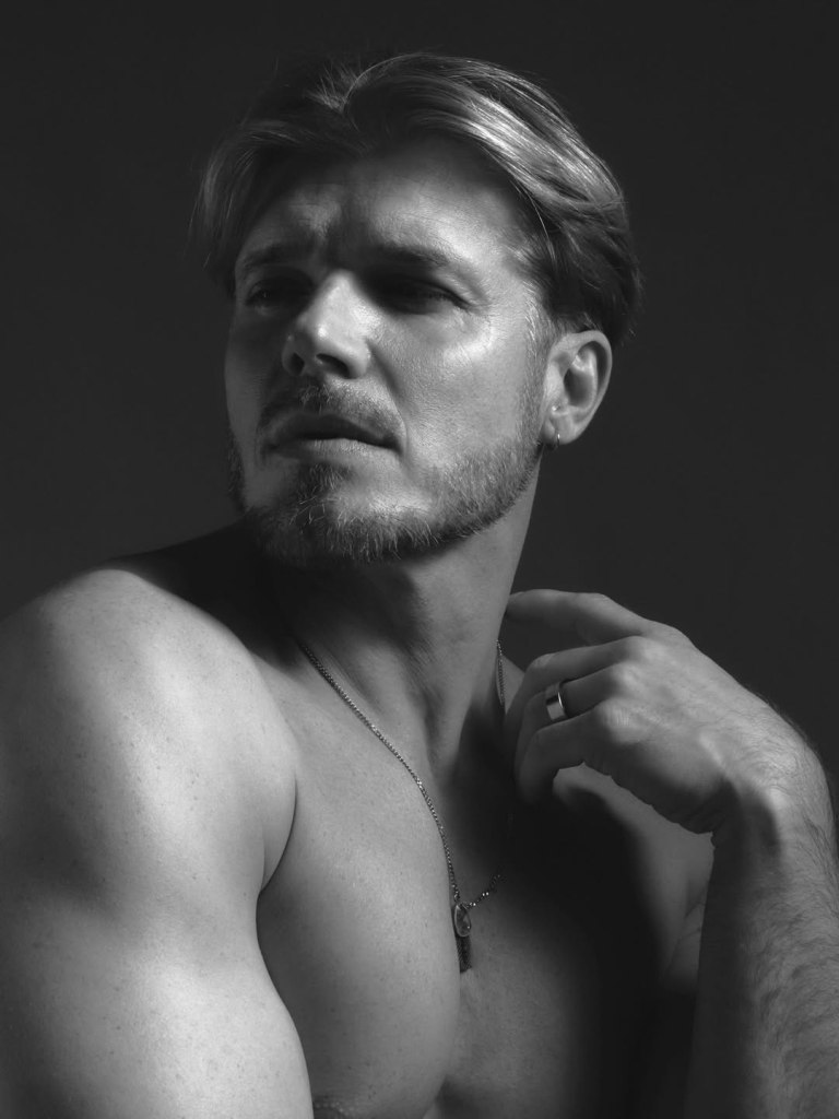 In Shadows Painted, Tomek Ciachorowski commands the frame with a presence shaped by time, discipline, and quiet confidence. 