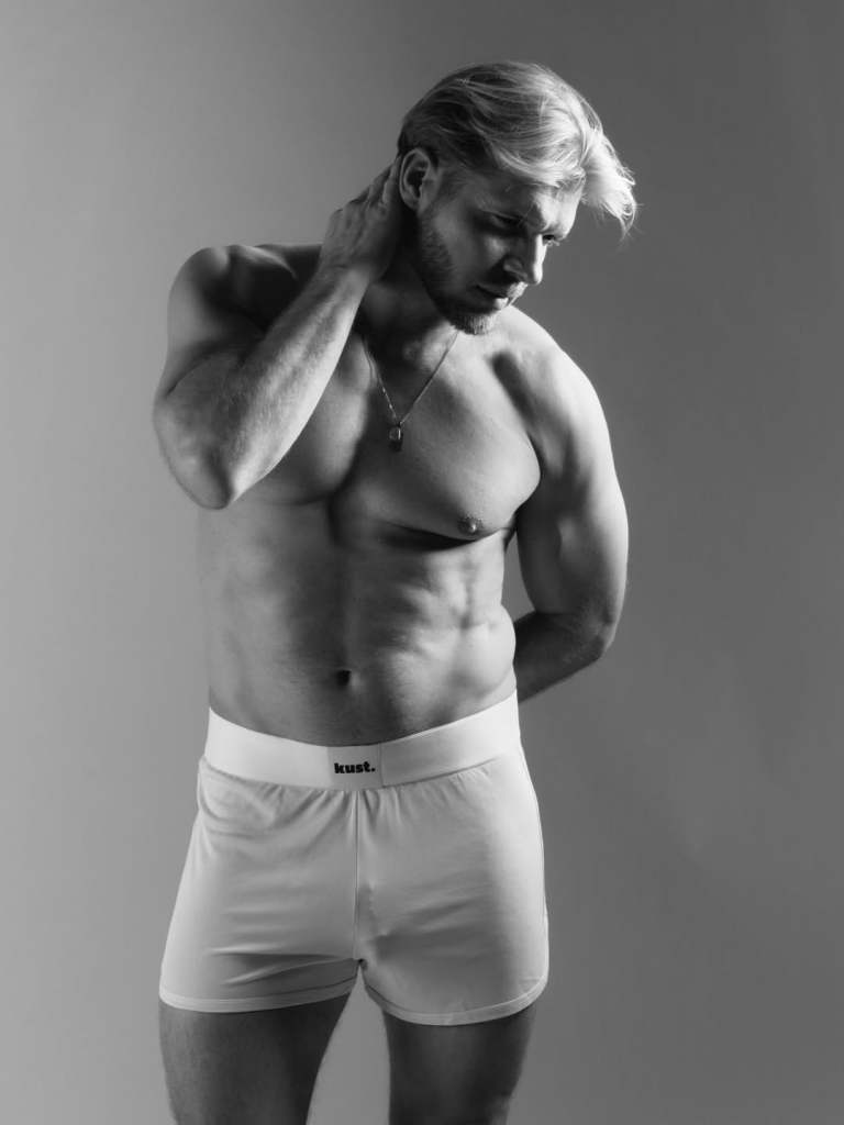 In Shadows Painted, Tomek Ciachorowski commands the frame with a presence shaped by time, discipline, and quiet confidence. 