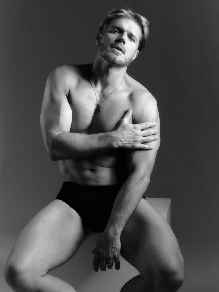 In Shadows Painted, Tomek Ciachorowski commands the frame with a presence shaped by time, discipline, and quiet confidence. 