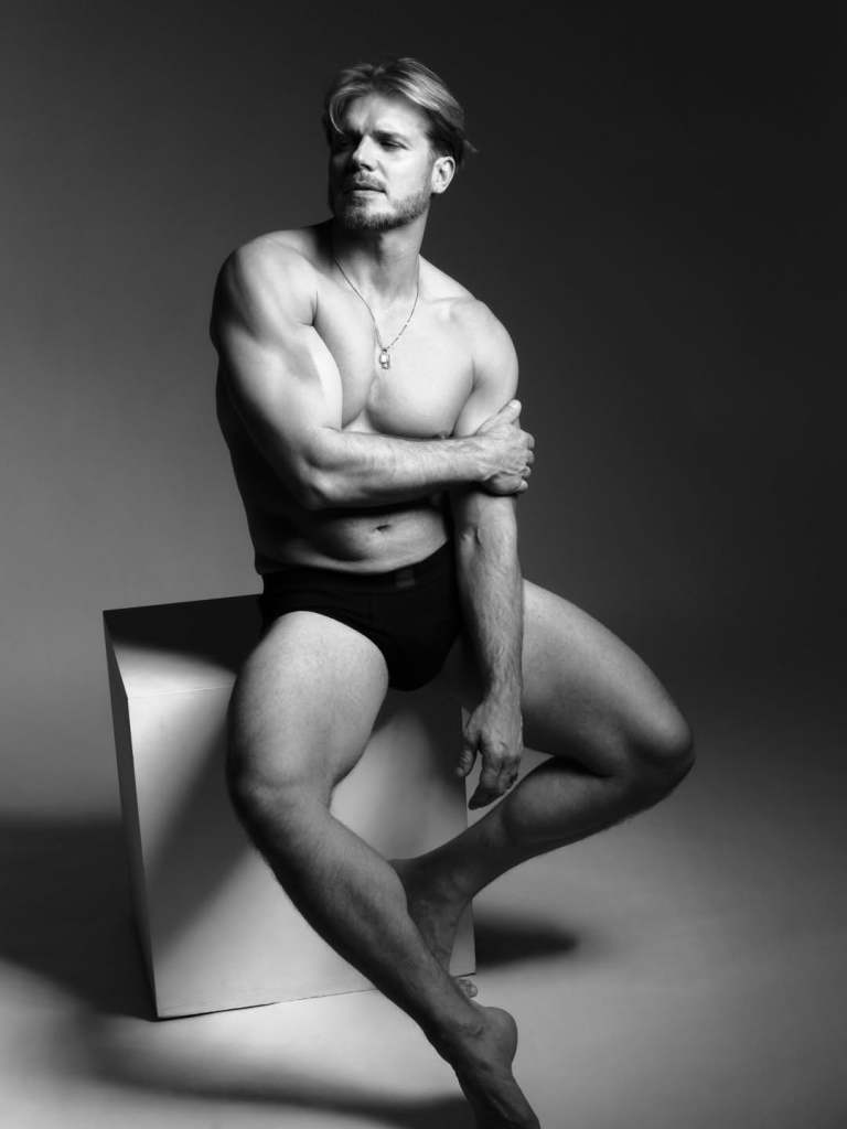 In Shadows Painted, Tomek Ciachorowski commands the frame with a presence shaped by time, discipline, and quiet confidence. 